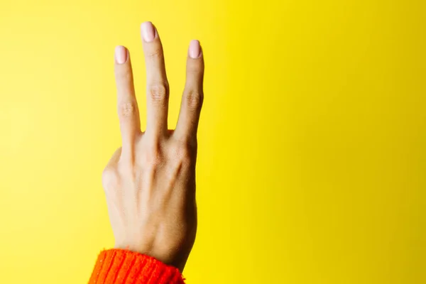 Mano Mujer Suéter Rojo Muestra Tres Con Los Dedos Sobre —  Fotos de Stock