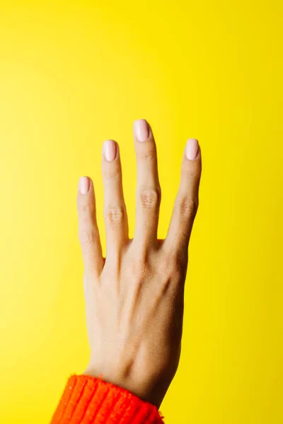 Mano Mujer Suéter Rojo Muestra Cuatro Con Los Dedos Sobre —  Fotos de Stock