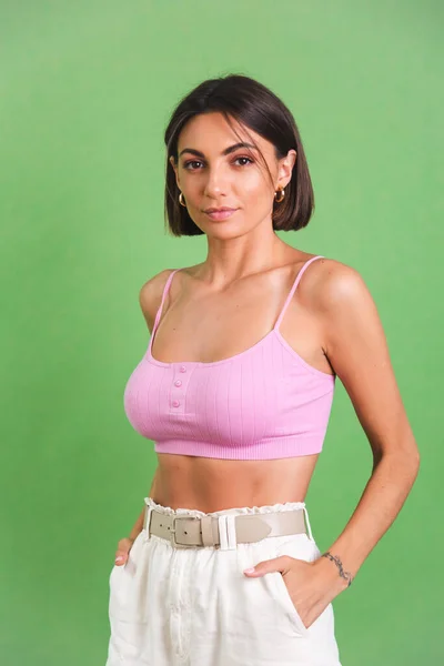 Vrouw Roze Gewas Top Witte Broek Groene Achtergrond Stijlvolle Pasvorm — Stockfoto