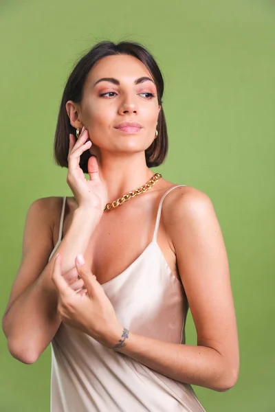 Mulher Seda Vestido Dourado Enorme Colar Dourado Brincos Fundo Verde — Fotografia de Stock