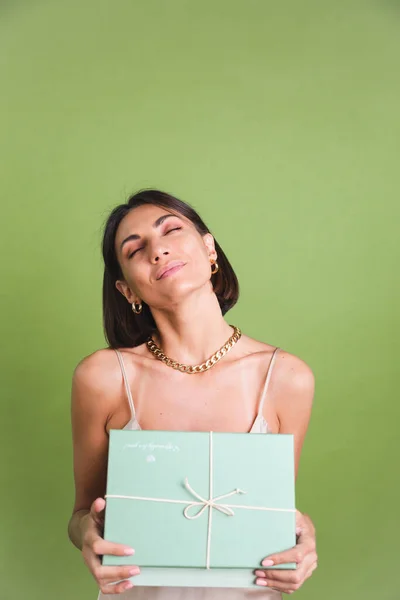 Mulher Seda Vestido Dourado Fundo Verde Segurando Caixa Presente Feliz — Fotografia de Stock