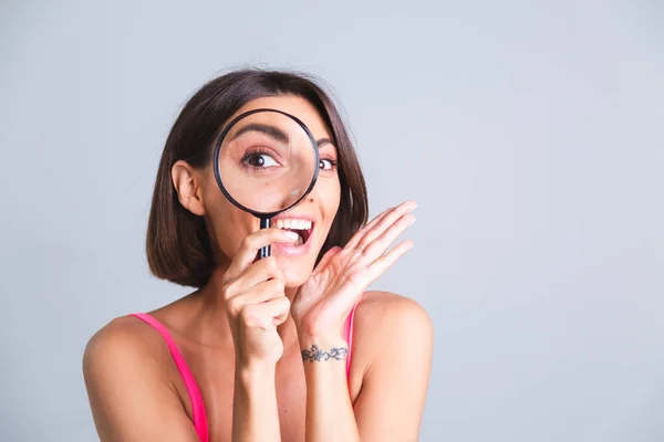 Hübsche Frau Auf Grauem Hintergrund Hielt Lupe Glücklich Positiv Verspielt — Stockfoto