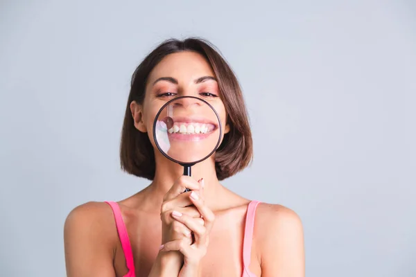 Mulher Bonita Fundo Cinza Realizada Lupa Feliz Mostrando Dentes Neve — Fotografia de Stock