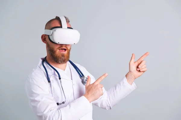 Handsome Male Doctor Gray Background Virtual Reality Glasses Point Right — Stock Photo, Image