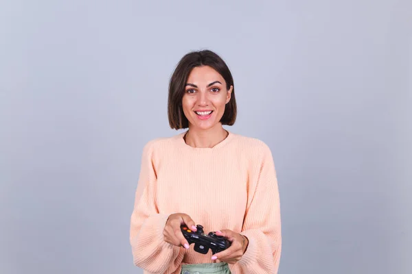 Emotionale Frau Spielt Spiele Mit Steuerknüppel Auf Grauem Hintergrund — Stockfoto