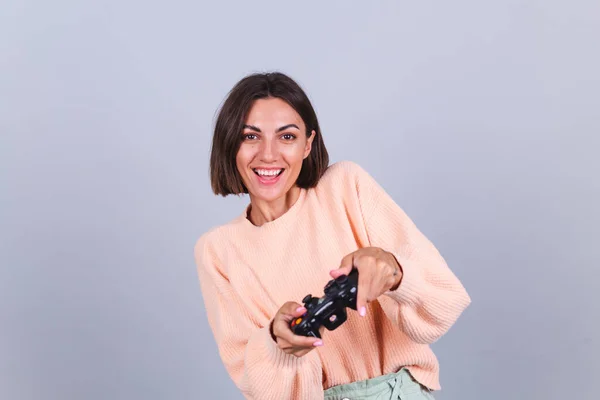 Emotionale Frau Spielt Spiele Mit Steuerknüppel Auf Grauem Hintergrund — Stockfoto