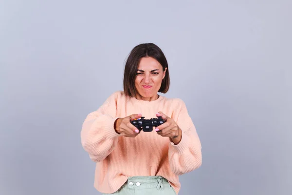 Emotionale Frau Spielt Spiele Mit Steuerknüppel Auf Grauem Hintergrund — Stockfoto