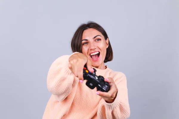 Mulher Emocional Jogando Jogos Com Joystick Fundo Cinza — Fotografia de Stock