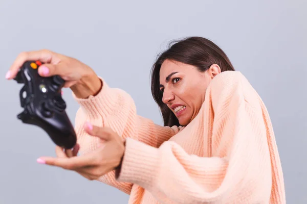 Emotionale Frau Spielt Spiele Mit Steuerknüppel Auf Grauem Hintergrund — Stockfoto