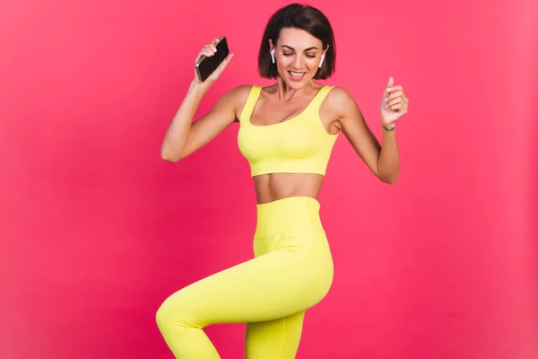 Mulher Ajuste Bonito Amarelo Brilhante Sportswear Montagem Fundo Rosa Feliz — Fotografia de Stock