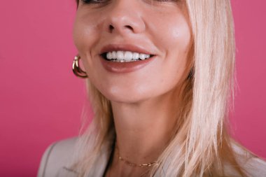 Kadınların mükemmel gülümsemesinin yakın portresi Beyazlar şimdi gülümsüyor ve büyük güzel dudaklar