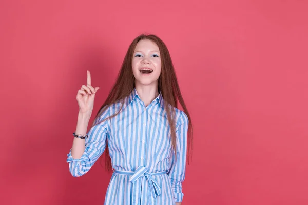 Menina Criança Anos Idade Vestido Azul Isolado Fundo Rosa Sorrindo — Fotografia de Stock