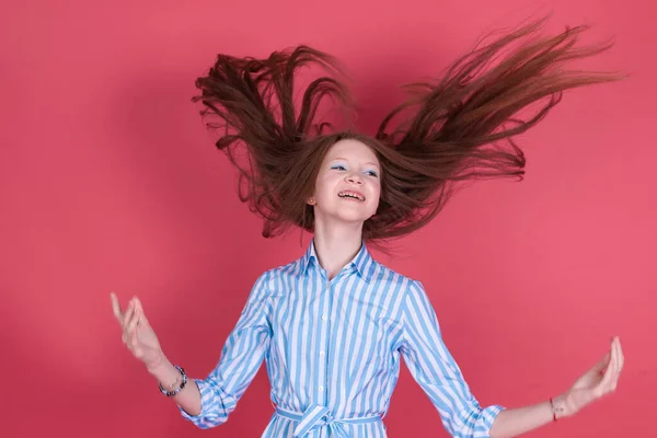 Menina Criança Anos Idade Vestido Azul Isolado Fundo Rosa Positivo — Fotografia de Stock