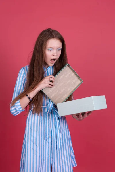 Κοριτσάκι Ετών Μπλε Φόρεμα Απομονωμένο Ροζ Κουτί Δώρου Άνοιγμα Φόντο — Φωτογραφία Αρχείου