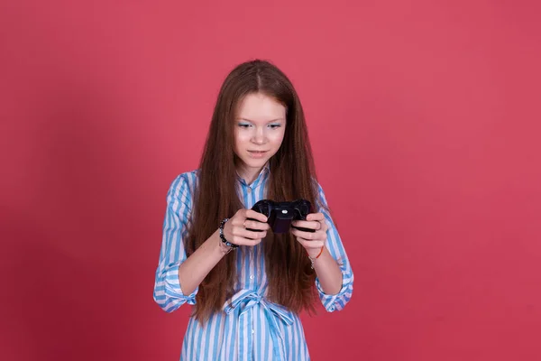 Klein Kind Meisje Jaar Oud Blauwe Jurk Geïsoleerd Roze Achtergrond — Stockfoto