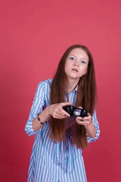 Klein Kind Meisje Jaar Oud Blauwe Jurk Geïsoleerd Roze Achtergrond — Stockfoto