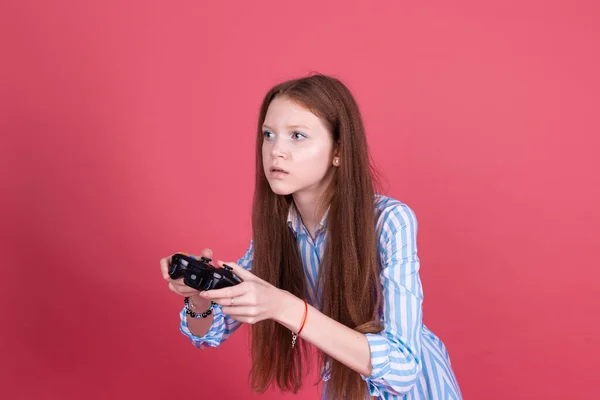 Klein Kind Meisje Jaar Oud Blauwe Jurk Geïsoleerd Roze Achtergrond — Stockfoto