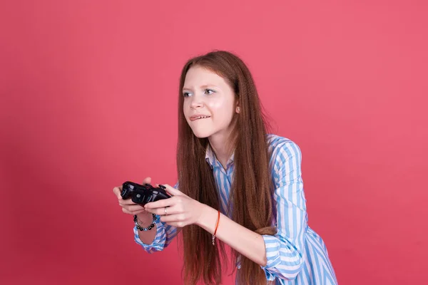 Klein Kind Meisje Jaar Oud Blauwe Jurk Geïsoleerd Roze Achtergrond — Stockfoto