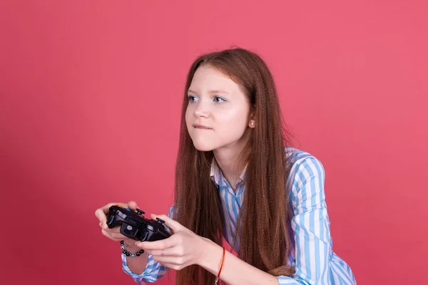 Menina Criança Anos Idade Vestido Azul Isolado Fundo Rosa Segurando — Fotografia de Stock