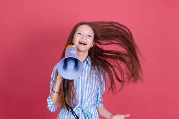 Menina Criança Anos Idade Vestido Azul Com Suportes Isolados Fundo — Fotografia de Stock