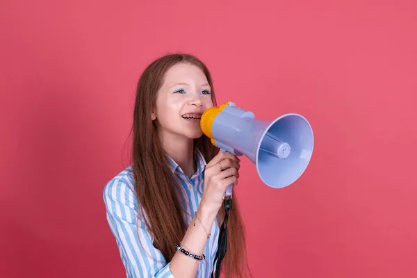 Kleines Kind Mädchen Jahre Alt Blauem Kleid Mit Klammern Isoliert — Stockfoto