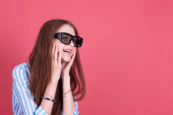 Menina Criança Anos Idade Vestido Azul Com Suportes Isolados Fundo — Fotografia de Stock