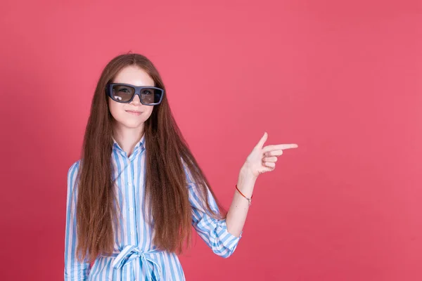 Menina Criança Anos Idade Vestido Azul Com Suportes Isolados Fundo — Fotografia de Stock