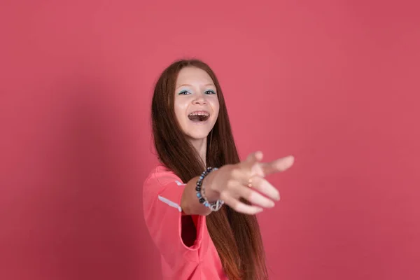 Anos Idade Menina Criança Casual Isolado Terracota Fundo Feliz Sorrindo — Fotografia de Stock