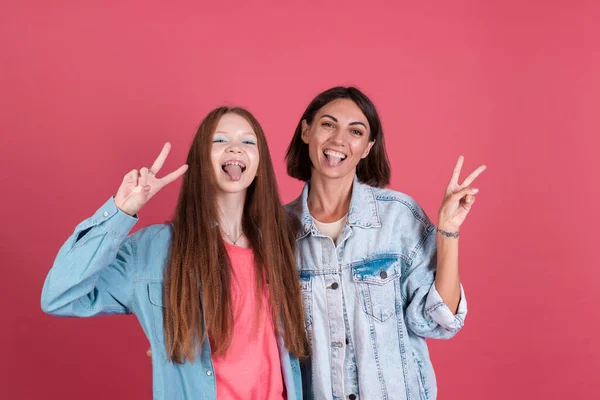 Mãe Moderna Filha Jaquetas Ganga Terracota Fundo Divertindo Juntos Fazendo — Fotografia de Stock