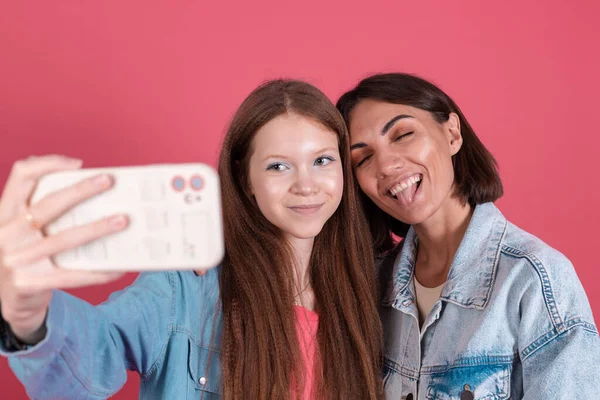 Moderna Mamma Figlia Giubbotti Jeans Sfondo Terracotta Divertirsi Scattare Foto — Foto Stock