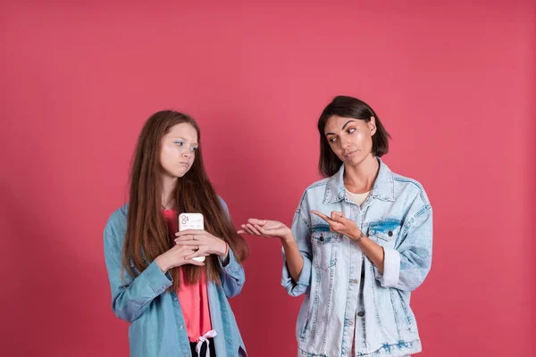 Mãe Moderna Filha Jaquetas Jeans Terracota Fundo Menina Com Telefone — Fotografia de Stock