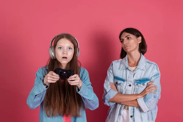 Moderne Mutter Und Tochter Jeansjacken Auf Terrakottahintergrund Mädchen Mit Kopfhörern — Stockfoto