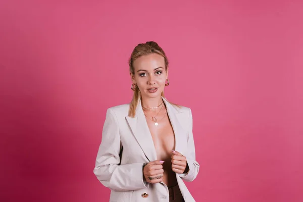 Femme Européenne Élégante Élégant Blazer Beige Bijoux Dorés Joli Maquillage — Photo