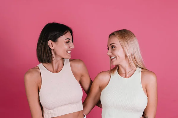 Dos Amigas Casual Sobre Fondo Rosa Divirtiéndose Juntas Sonrisa Risa —  Fotos de Stock