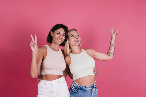 Due Amiche Casual Sfondo Rosa Divertono Insieme Sorridono Ridono Concetto — Foto Stock