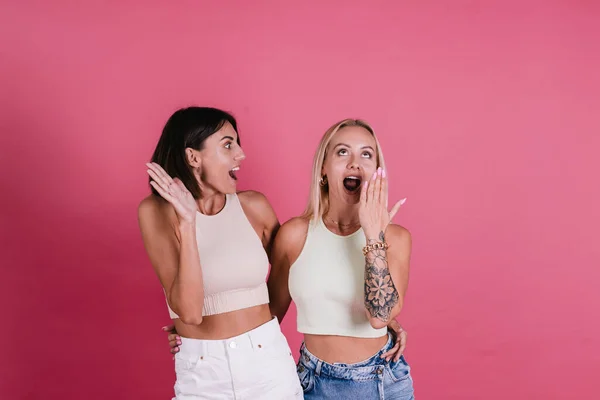 Dos Amigas Casual Sobre Fondo Rosa Divirtiéndose Juntas Chismes Hablando — Foto de Stock