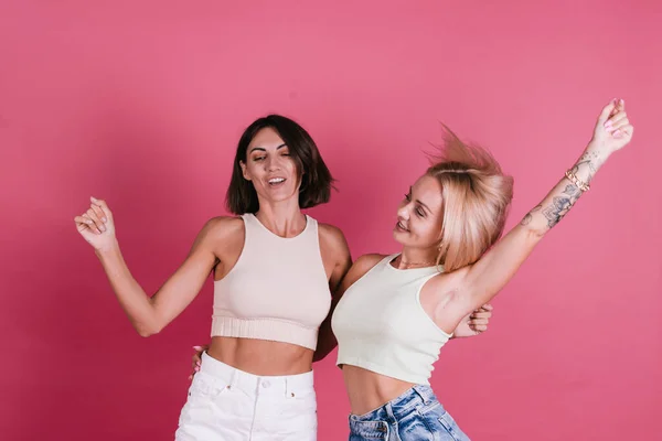 Due Amiche Casual Sfondo Rosa Divertono Insieme Sorridono Ridono Concetto — Foto Stock