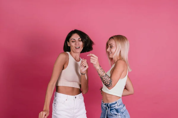 Due Amiche Casual Sfondo Rosa Divertono Insieme Sorridono Ridono Concetto — Foto Stock