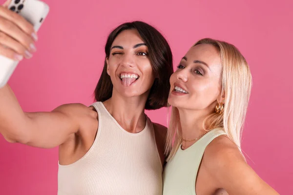 Duas Amigas Casual Fundo Rosa Tirar Foto Selfie Celular Gostando — Fotografia de Stock