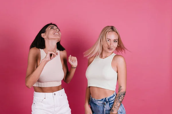 Due Amiche Casual Sfondo Rosa Divertono Insieme Sorridono Ridono Concetto — Foto Stock