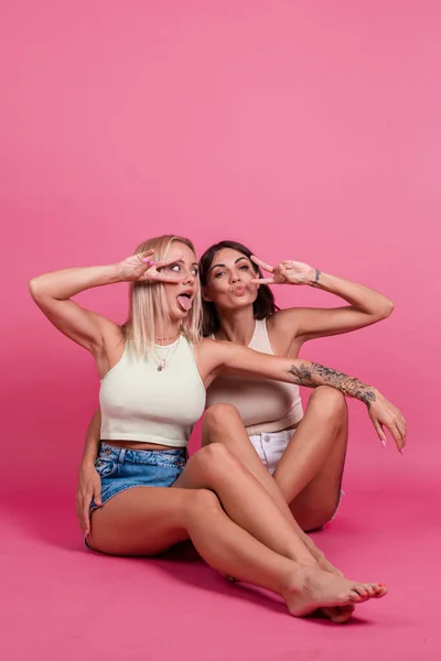 Due Amiche Casual Sfondo Rosa Divertono Insieme Sorridono Ridono Concetto — Foto Stock