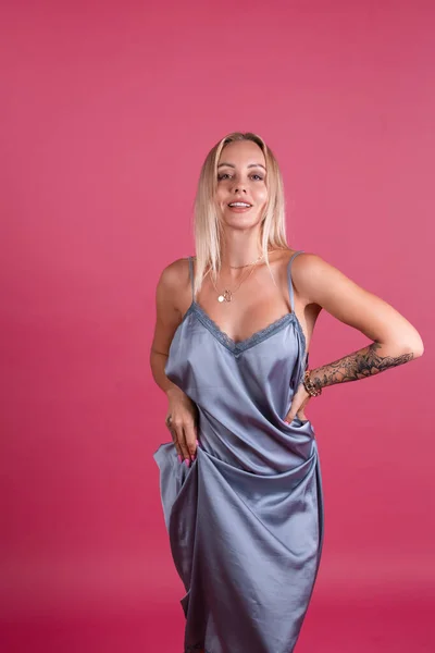 Mooie Blonde Vrouw Elegante Zijden Jurk Geïsoleerd Roze Achtergrond Met — Stockfoto