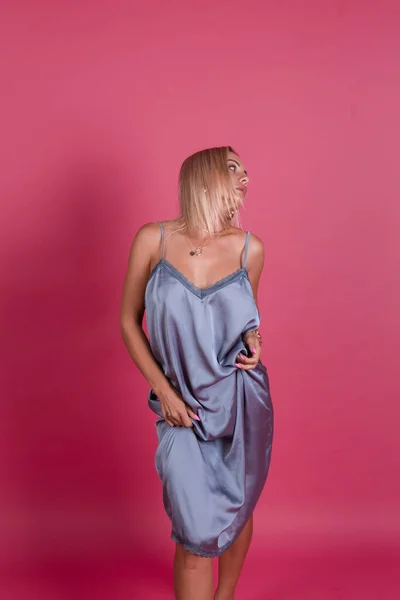 Mulher Loira Bonita Vestido Seda Elegante Isolado Fundo Rosa Com — Fotografia de Stock