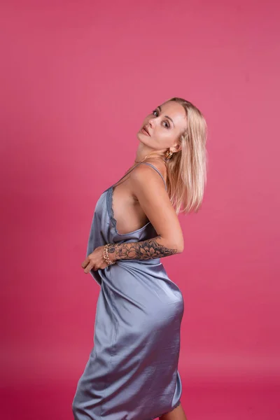 Mulher Loira Bonita Vestido Seda Elegante Isolado Fundo Rosa Com — Fotografia de Stock