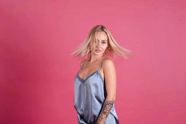 Hermosa Mujer Rubia Elegante Vestido Seda Aislado Sobre Fondo Rosa — Foto de Stock