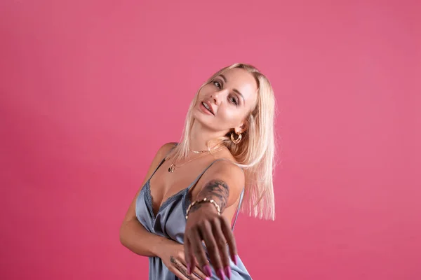 Hermosa Mujer Rubia Elegante Vestido Seda Aislado Sobre Fondo Rosa —  Fotos de Stock