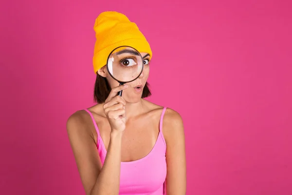 Retrato Brilhante Mulher Chapéu Amarelo Sobre Fundo Rosa Com Lupa — Fotografia de Stock