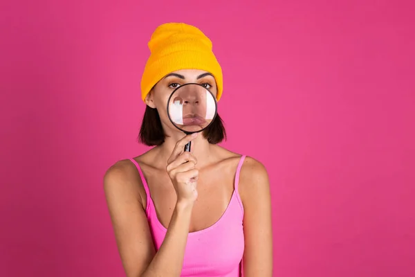 Retrato Brillante Mujer Sombrero Amarillo Sobre Fondo Rosa Con Lupa — Foto de Stock