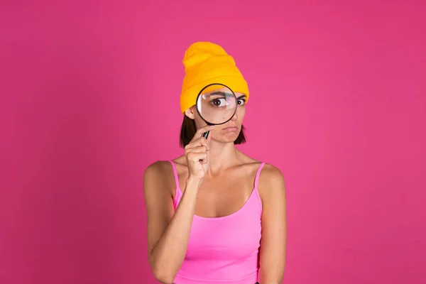 Brillante Retrato Mujer Sombrero Amarillo Sobre Fondo Rosa Con Lupa — Foto de Stock