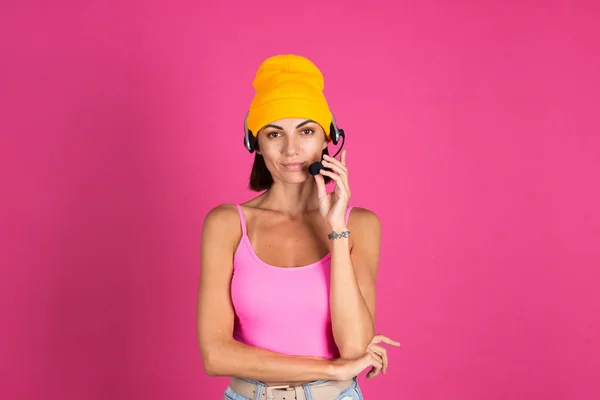 Brillante Retrato Mujer Sombrero Amarillo Sobre Fondo Rosa Con Auriculares — Foto de Stock